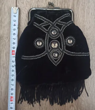 Bolso terciopelo con pedrería y flecos.