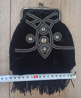 Bolso terciopelo con pedrería y flecos.