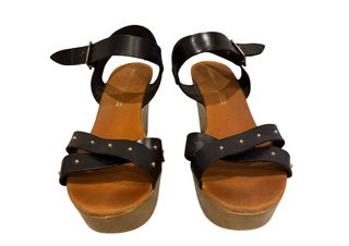 Sandalias de piel negras con detalles dorados