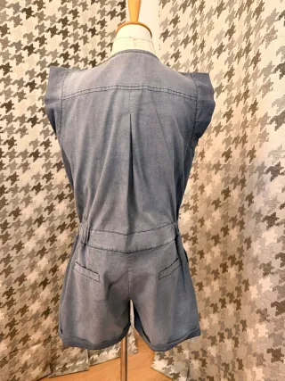 Mono vaquero con cremallera y abalorios