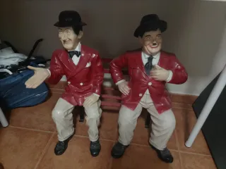 Figuras Gordo y Flaco sentados