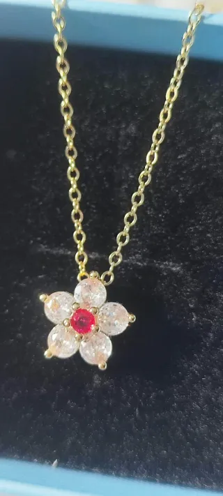 Colgante Flor Circonitas y Rubí Dorado