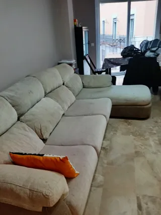 Sofá modular tela beige con cojín naranja