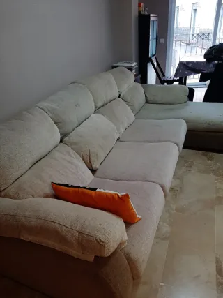 Sofá modular tela beige con cojín naranja