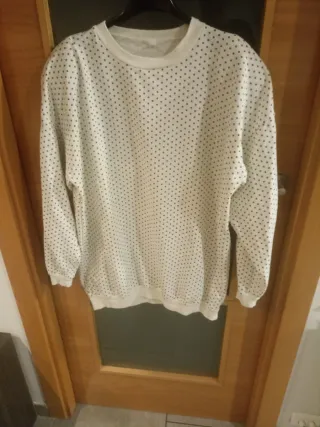 Blusa blanca con puntos negros