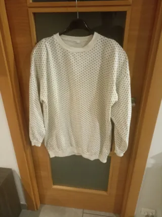 Blusa blanca con puntos negros