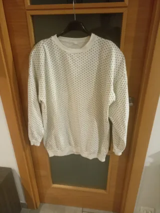 Blusa blanca con puntos negros