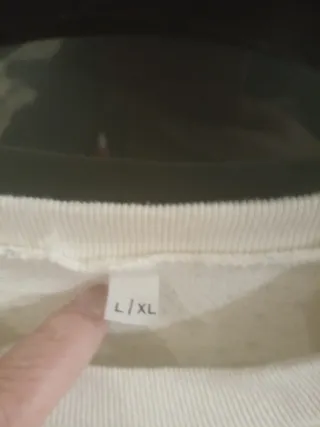 Blusa blanca con puntos negros