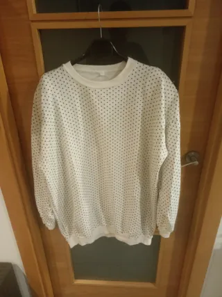 Blusa blanca con puntos negros