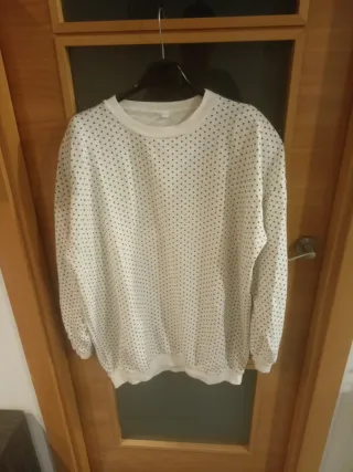 Blusa blanca con puntos negros
