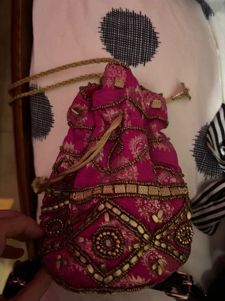 Bolso fiesta fucsia con cadena dorada