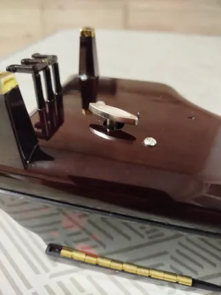 Joyero musical con forma de piano, de baquelita