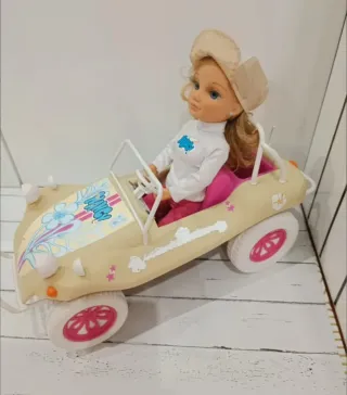 Nancy y su coche de juguete