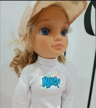 Nancy y su coche de juguete