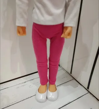 Nancy y su coche de juguete