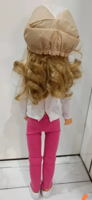 Nancy y su coche de juguete