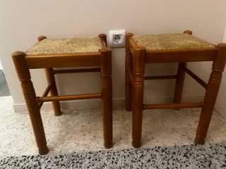 Lote 2 taburetes madera y enea