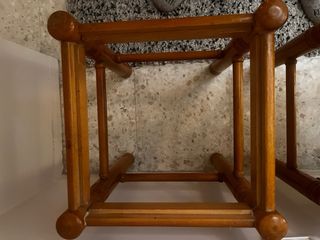 Lote 2 taburetes madera y enea