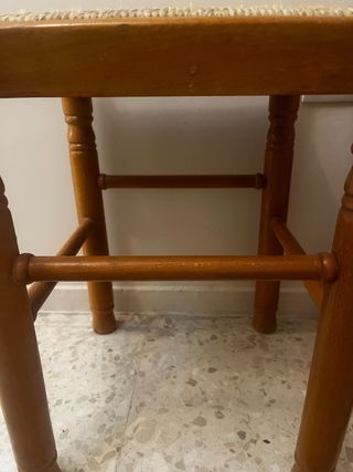 Lote 2 taburetes madera y enea