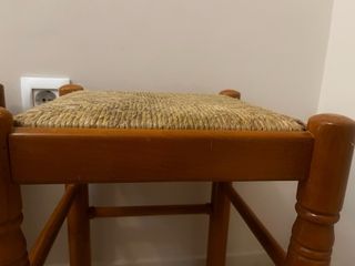 Lote 2 taburetes madera y enea