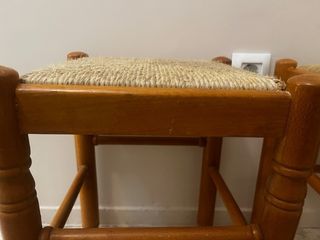 Lote 2 taburetes madera y enea