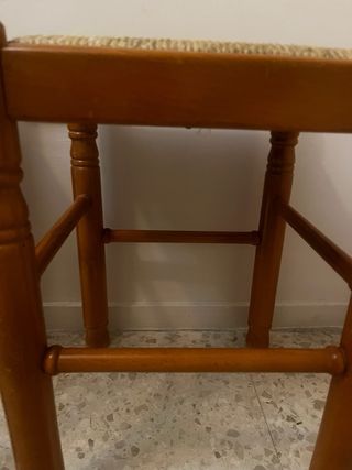 Lote 2 taburetes madera y enea