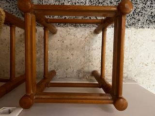 Lote 2 taburetes madera y enea