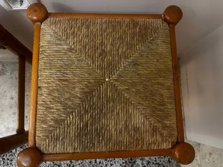 Lote 2 taburetes madera y enea