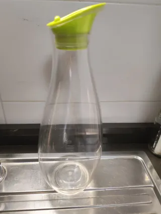 Caraffa plastica trasparente con tappo verde