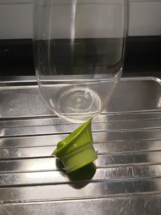 Caraffa plastica trasparente con tappo verde