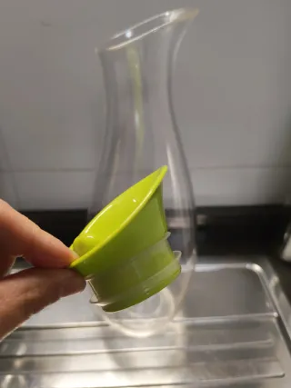 Caraffa plastica trasparente con tappo verde