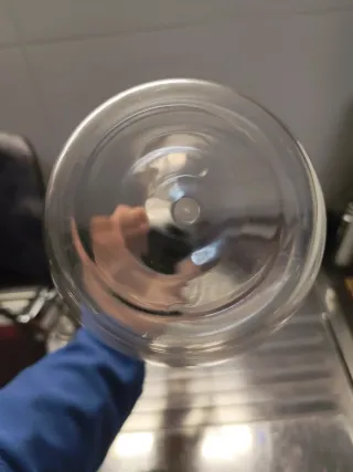 Caraffa plastica trasparente con tappo verde