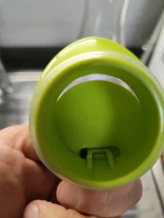 Caraffa plastica trasparente con tappo verde