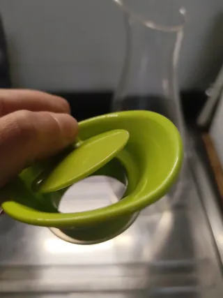 Caraffa plastica trasparente con tappo verde