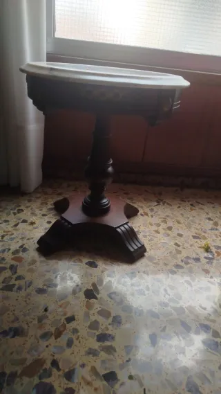 Mesa auxiliar mármol y madera