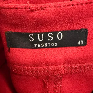 Bermudas rojas con flecos y tachuelas