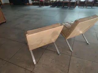 Pareja de sillones bajos retro/vintage en polipiel