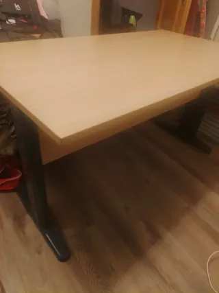 Mesa de oficina madera y metal