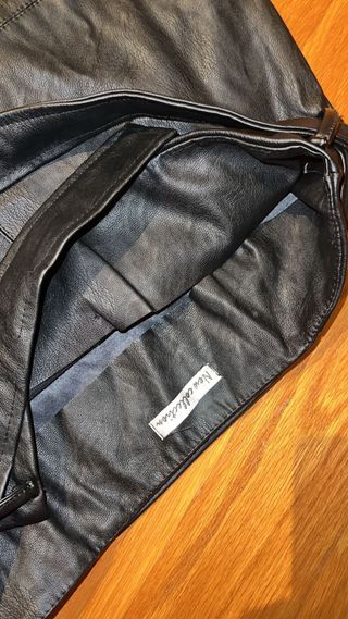 Falda de cuero negra con cinturón