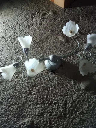 Lámpara de techo plateada con tulipas de cristal