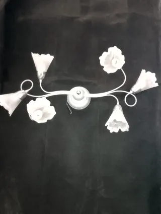 Lámpara de techo plateada con tulipas de cristal