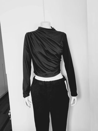 Top T L negro cuello alto y arrugado en un lado