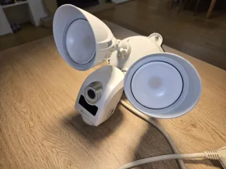 Cámara Seguridad Exterior EZVIZ con Foco LED