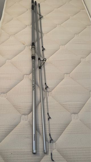 Caña de pescar plateada