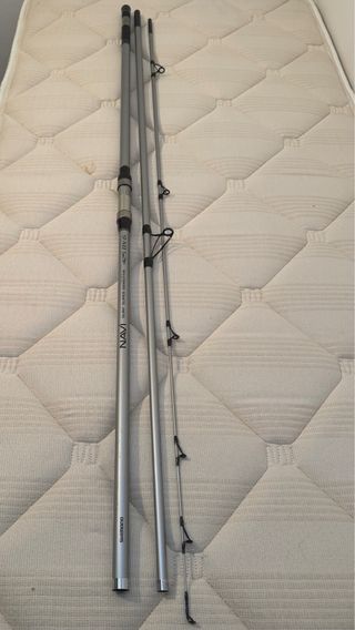 Caña de pescar plateada