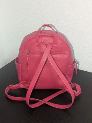 Mochila rosa con cremalleras plateadas
