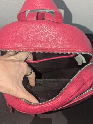 Mochila rosa con cremalleras plateadas