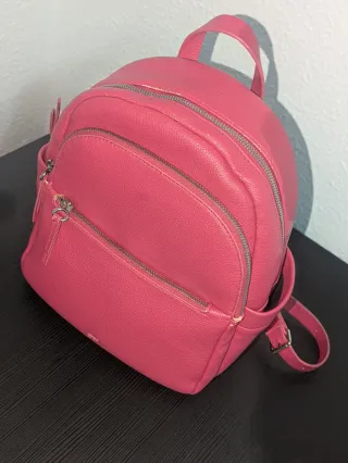 Mochila rosa con cremalleras plateadas