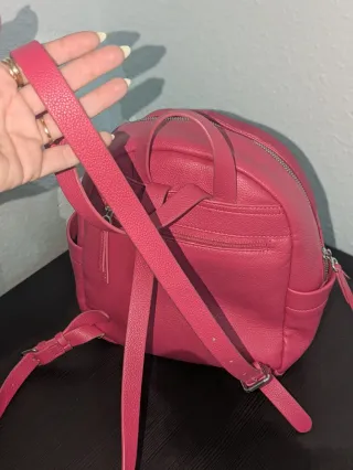 Mochila rosa con cremalleras plateadas