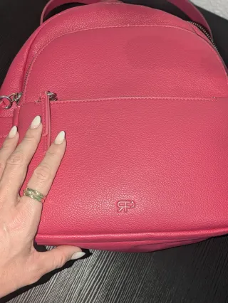 Mochila rosa con cremalleras plateadas